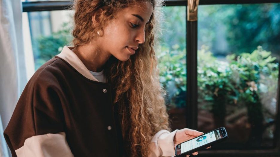 illustration-of-runner-infront-of-blue-shape